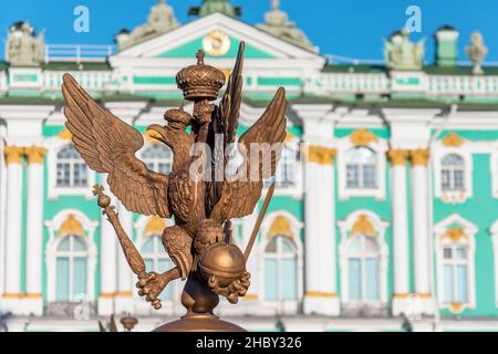 Aquile a due teste sulla recinzione intorno al pilastro di Alessandria, sulla Piazza del Palazzo, Palazzo d'Inverno, Hermitage a San Pietroburgo Foto Stock