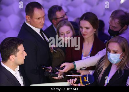 HUTA, UCRAINA - 21 DICEMBRE 2021 - il Presidente dell'Ucraina Volodymyr Zelenskyy parla alla stampa a margine della Conferenza degli Ambasciatori di Foto Stock