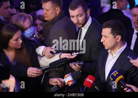 HUTA, UCRAINA - 21 DICEMBRE 2021 - il Presidente dell'Ucraina Volodymyr Zelenskyy parla alla stampa a margine della Conferenza degli Ambasciatori di Foto Stock