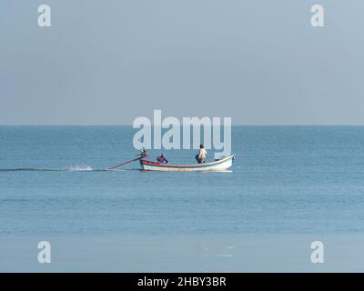 Peschereccio in mare al largo della costa della provincia di Surat Thani in Thailandia. Foto Stock