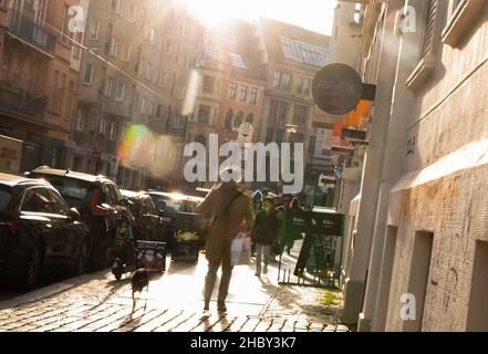 Berlino, Germania. 22nd Dic 2021. La gente cammina accanto ai negozi al sole di Berlin Mitte. Credit: Christophe Gateau/dpa/Alamy Live News Foto Stock