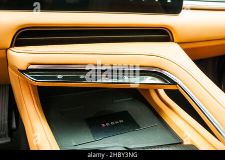 Zeekr 001 un'auto elettrica cinese in prova su strada a Hangzhou, provincia di Zhejiang, Cina. Foto Stock