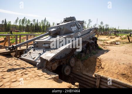 Parco Patriot, Regione di Mosca, Russia - 17 maggio 2021: Serbatoio nazista Panzer IV danneggiato nella zona di ricostruzione storico-militare del Parco Patriot Foto Stock