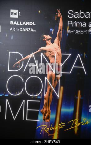 Milano, Italia. 22nd Dic 2021. Milano - Presentazione del programma RAI1 'danza con me' con Roberto bolle Credit: Independent Photo Agency/Alamy Live News Foto Stock