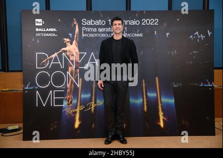 Milano, Italia. 22nd Dic 2021. Milano - Presentazione del programma RAI1 'danza con me' con Roberto bolle Credit: Independent Photo Agency/Alamy Live News Foto Stock