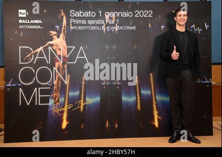Milano, Italia. 22nd Dic 2021. Milano - Presentazione del programma RAI1 'danza con me' con Roberto bolle Credit: Independent Photo Agency/Alamy Live News Foto Stock
