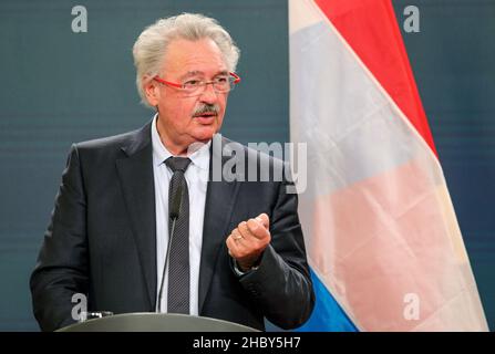 22 dicembre 2021, Berlino: Il ministro degli Esteri lussemburghese Jean Asselborn interviene in una conferenza stampa congiunta con il ministro degli Esteri tedesco alla Farnesina. Foto: Omer Messinger/afp-pool/dpa Foto Stock