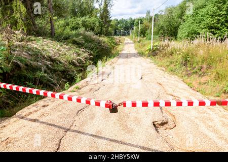 La strada è chiusa con una catena e un lucchetto, senza ingresso. La voce è bloccata Foto Stock