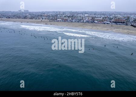 Un drone di surfisti a Newport Beach, California, USA Foto Stock