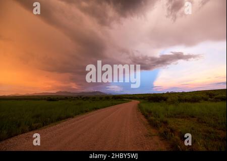 Tramonto vibrante in Sonoita Arizona, strada che porta in lontananza. Foto Stock