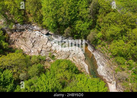 Vista dall'alto sul fiume Malzac sulla GR 70, Robert Louis Stevenson Trail, Cassagnas, Cévennes, Francia Foto Stock