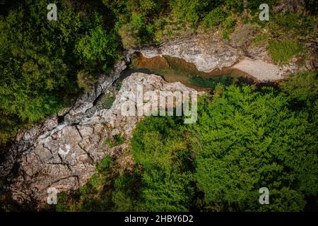 Vista dall'alto sul fiume Malzac sulla GR 70, Robert Louis Stevenson Trail, Cassagnas, Cévennes, Francia Foto Stock