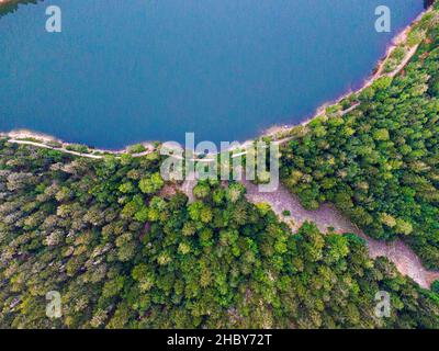 Veduta aerea del Lac des corbeaux circondato da foresta, Voges, la Bresse, Lago Crows Foto Stock