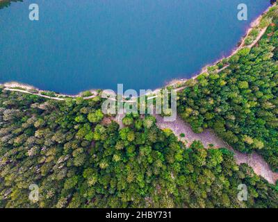 Veduta aerea del Lac des corbeaux circondato da foresta, Voges, la Bresse, Lago Crows Foto Stock