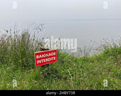 Nessun segno di nuoto in francese - baignade interdite - Servieres lago, auvergne Foto Stock