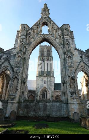 Chiesa di San Pietro Howden una chiesa in funzione allegata alle rovine decorate del coro e capitolare del 14th secolo. Yorkshire, Regno Unito Foto Stock