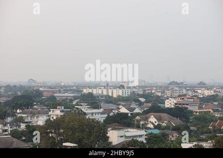 Bangkok, Tailandia. 22nd Dic 2021. L'indice di qualità dell'aria di Bangkok è ad un livello che influisce sulla salute, con conseguente ridotta visibilità a causa della polvere di fumo PM 2,5 causata da una combustione incompleta da attività umane. Da automobili, macchinari, costruzione e combustione di terreni agricoli, Bangkok affronterà questo problema ogni anno in inverno a causa dell'inversione della temperatura. (Foto di Adirach Toumlamoon/Pacific Press) Credit: Pacific Press Media Production Corp./Alamy Live News Foto Stock