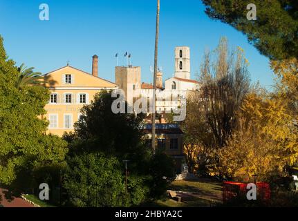 Fragonard museo, cattedrale e la città vecchia di Grasse in una giornata di sole. Foto Stock