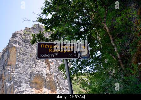 Grecia, Epiro, segno per lo storico ponte Noutsos aka Kokoris ponte sul fiume Voidomatis in Zagori aka Zagorohoria distretto Foto Stock