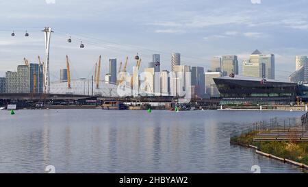 La funivia Emirates Airline che passa sul fiume Tamigi con il Millennium Dome del O2 e lo skyline di Canary Wharf sullo sfondo in una giornata di sole Foto Stock