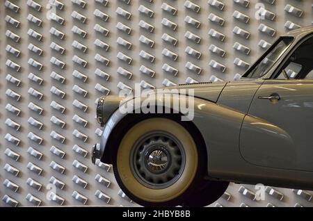 Auto d'epoca grigia con pneumatici bianchi davanti al muro di design Audi, auto storica, argento Tatra 600, Tatraplan, Pinakothek der moderne, Monaco, Die Foto Stock