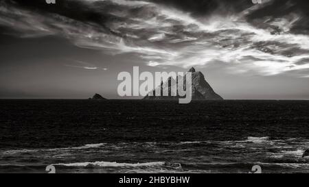 Due isole rocciose nel mare al tramonto, Skellig Michael e Little Skellig, Skellig Ring strada panoramica, Portmagee, Iveragh Peninsula, Kerry, Irlanda Foto Stock