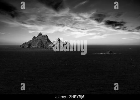 Due isole rocciose nel mare al tramonto, Skellig Michael e Little Skellig, Skellig Ring strada panoramica, Portmagee, Iveragh Peninsula, Kerry, Irlanda Foto Stock