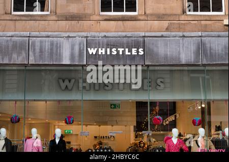 Edimburgo, Scozia - 21 novembre 2021: L'insegna per il negozio di abbigliamento Whistles a Edimburgo. Foto Stock