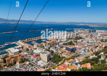 La città e il porto di Gibilterra visto da su la roccia. Gibilterra è un territorio britannico d'oltremare situato nel sud della Spagna. Foto Stock