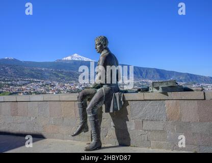 Statua di Humboldt dietro il Teide innevato, Mirador de Humboldt, la Orotava, Tenerife, Spagna Foto Stock