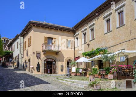 Ristorante presso la torre dell'orologio, Gradara, provincia di Pesaro e Urbino, Italia Foto Stock