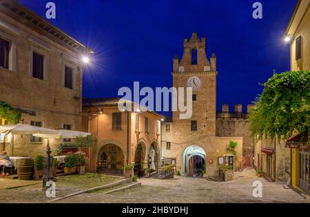 Torre dell'Orologio e Ristorante, Gradara, Provincia di Pesaro e Urbino, Italia Foto Stock