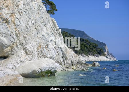 Rocce alte alla fine della spiaggia Spiaggia del Frate, Numana, provincia di Ancona, Italia Foto Stock