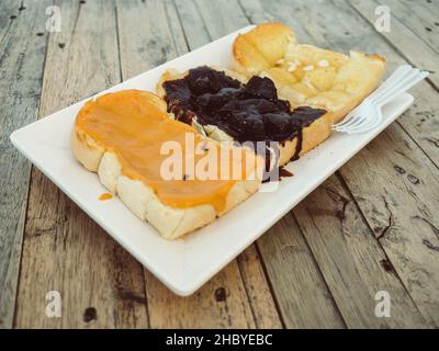 Burro di arachidi, cioccolato e latte condensato set di toats. Foto Stock