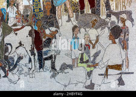 Ritratto a mosaico sulla facciata del Cafe Moskau a Karl Marx Allee, Berlino, Germania Foto Stock