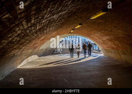 Passers-by attraversare una metropolitana al Schlossbruecke a Berlin-Mitte, Berlino, Germania Foto Stock