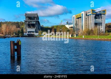 Il vecchio e nuovo argano della nave a Niederfinow, Brandeburgo, Germania Foto Stock