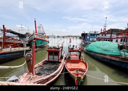 Chonburi, Thailandia - 03 ottobre 2021: Il gruppo di barche da pesca parcheggio al molo vicino Sam Muk, Chon Buri, Thailandia. Foto Stock