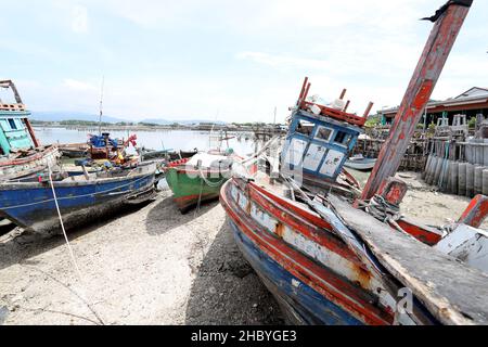 Chonburi, Thailandia - 03 ottobre 2021: Il gruppo di barche da pesca parcheggio al molo vicino Sam Muk, Chon Buri, Thailandia. Foto Stock