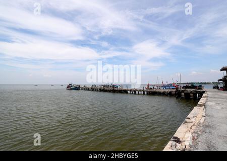 Chonburi, Thailandia - 03 ottobre 2021: Il gruppo di barche da pesca parcheggio al molo vicino Sam Muk, Chon Buri, Thailandia. Foto Stock