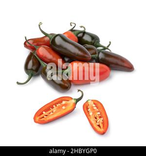 Mucchio di peperoni Jalapeno freschi caldi, rossi e verdi, maturi e non maturi e uno dimezzato di fronte isolato su sfondo bianco Foto Stock