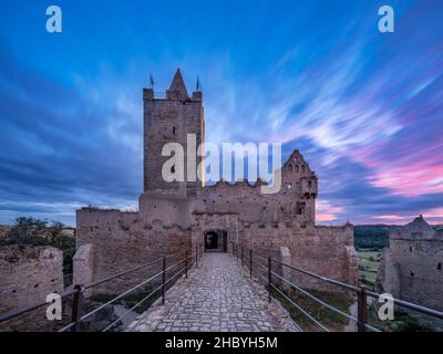 Rovine del castello di Rudelsburg nella valle di Saale vicino a Bad Koesen al tramonto, Naumburg, Sassonia-Anhalt, Germania Foto Stock