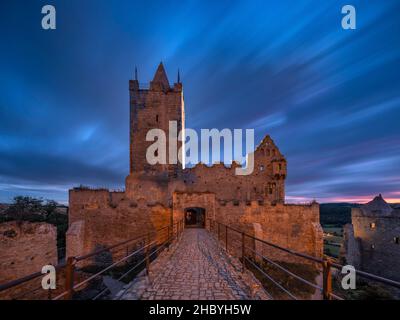 Rovine del castello di Rudelsburg nella valle di Saale vicino a Bad Koesen al tramonto, Naumburg, Sassonia-Anhalt, Germania Foto Stock