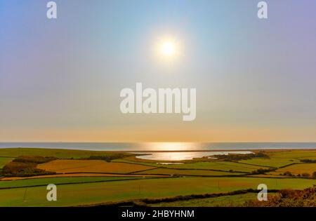 Vista della laguna della flotta dietro la Chesil Bank dal percorso della costa sud-occidentale sulla Heritage Coast vicino a Abbotsbury, Dorset ovest al semaforo pomeridiano Foto Stock