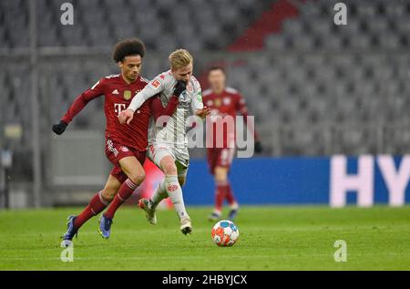 Fisticuff, duello, azione Foul Leroy San FC Bayern Monaco di Baviera FCB 10 contro Jonathan Burkhardt 1. FSV Mainz 05 (#29) Allianz Arena, Monaco di Baviera, Germania Foto Stock