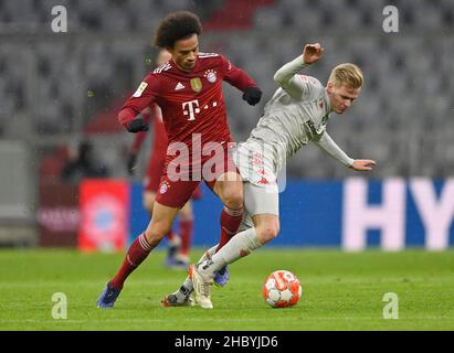 Tackle, Action Foul Leroy San FC Bayern Monaco FCB 10 contro Jonathan Burkhardt 1. FSV Mainz 05 (#29) Allianz Arena, Monaco di Baviera, Germania Foto Stock