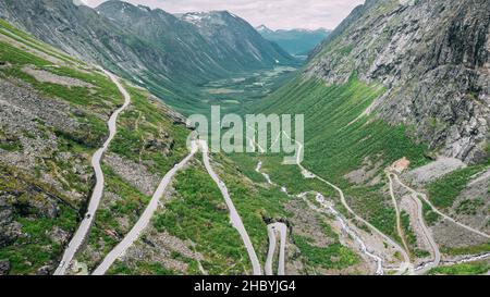 Trollstigen, Andalsnes, Norvegia. Le automobili vanno su Serpentine Mountain Road Trollstigen famoso punto di riferimento norvegese e destinazione popolare. Contea di Norwegian Foto Stock