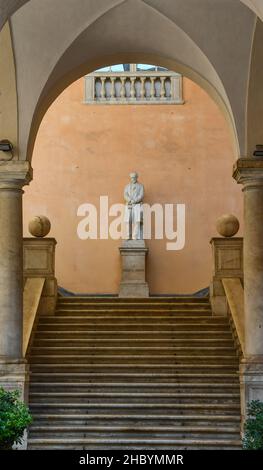 La scala marmorea di Palazzo Doria-Tursi, sede del municipio di Genova, con la statua di Giuseppe Mazzini (1805-1872), Liguria, Italia Foto Stock