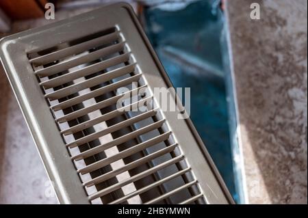 bocchetta di ventilazione del pianale aperta piastrellata con coperchio rimosso Foto Stock