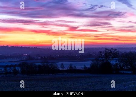 Castello di Windsor all'orizzonte la mattina d'inverno Foto Stock